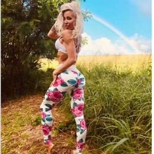 Cute booty lounge leeging